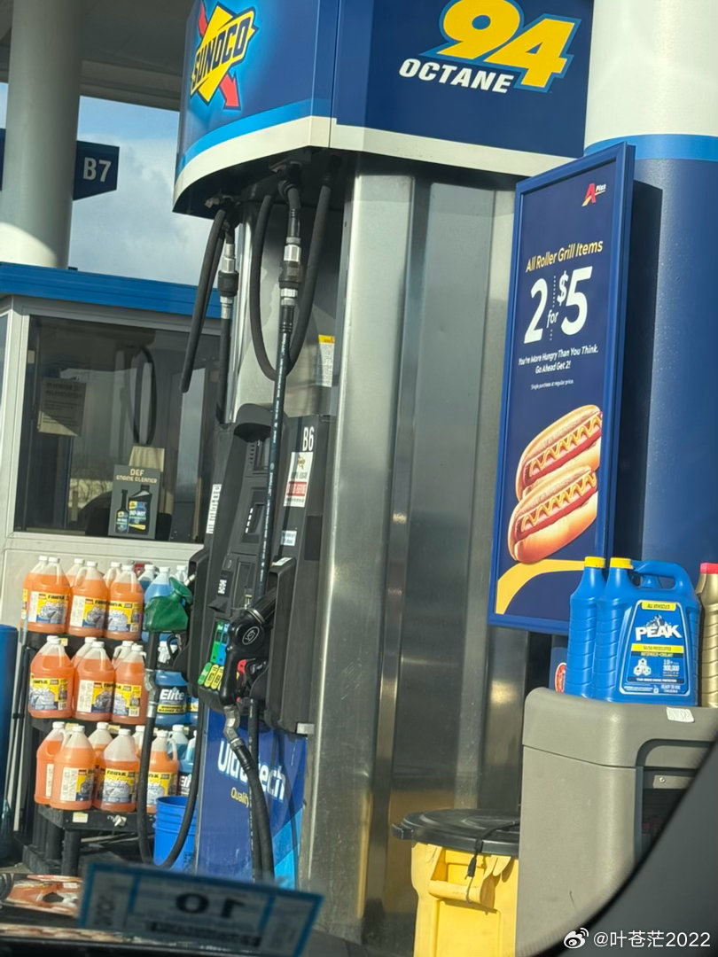 在95号高速Service区停车吃早饭，然后加油。巨大的加油站有N个加油桩，加油