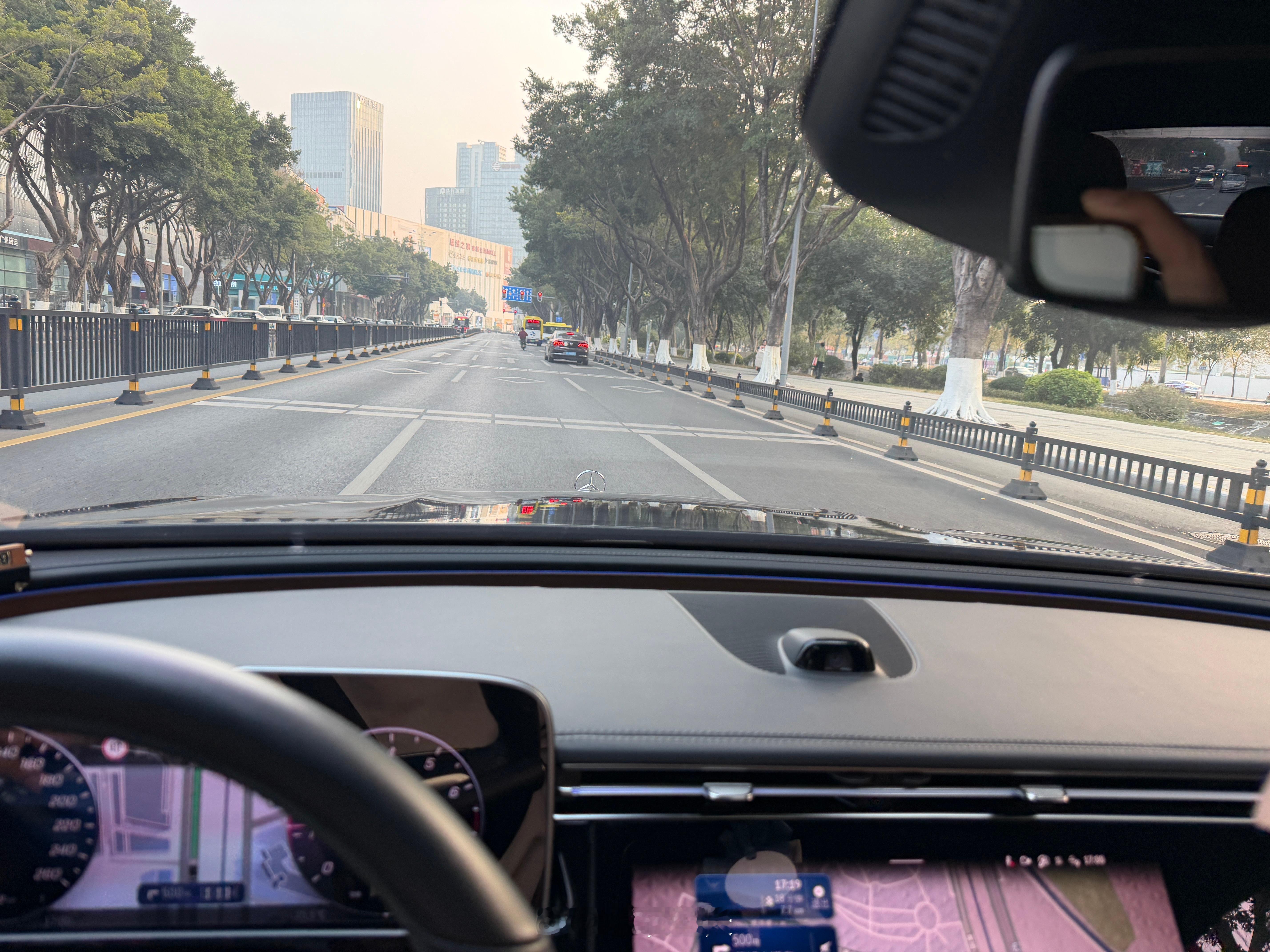 该说不说，奔驰立标还是挺有魅力的 