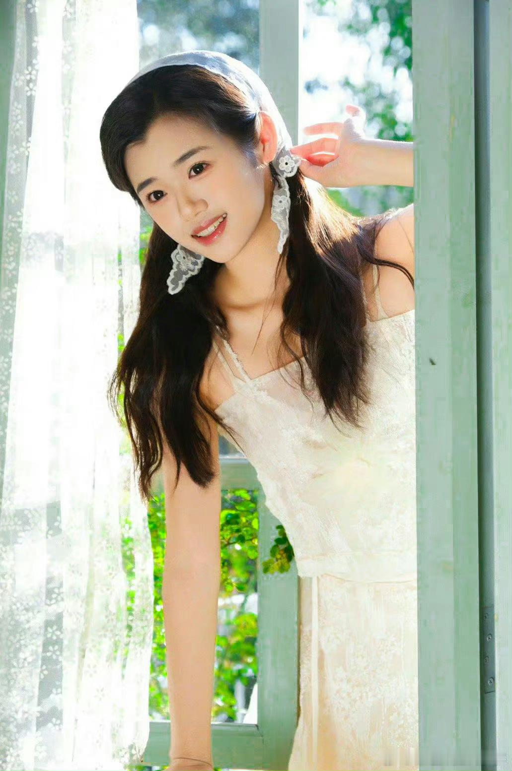 #于正新签的女艺人#这女孩我第一眼上去这不陈妍希吗？第二眼妈呀好像沈羽洁 ​​​