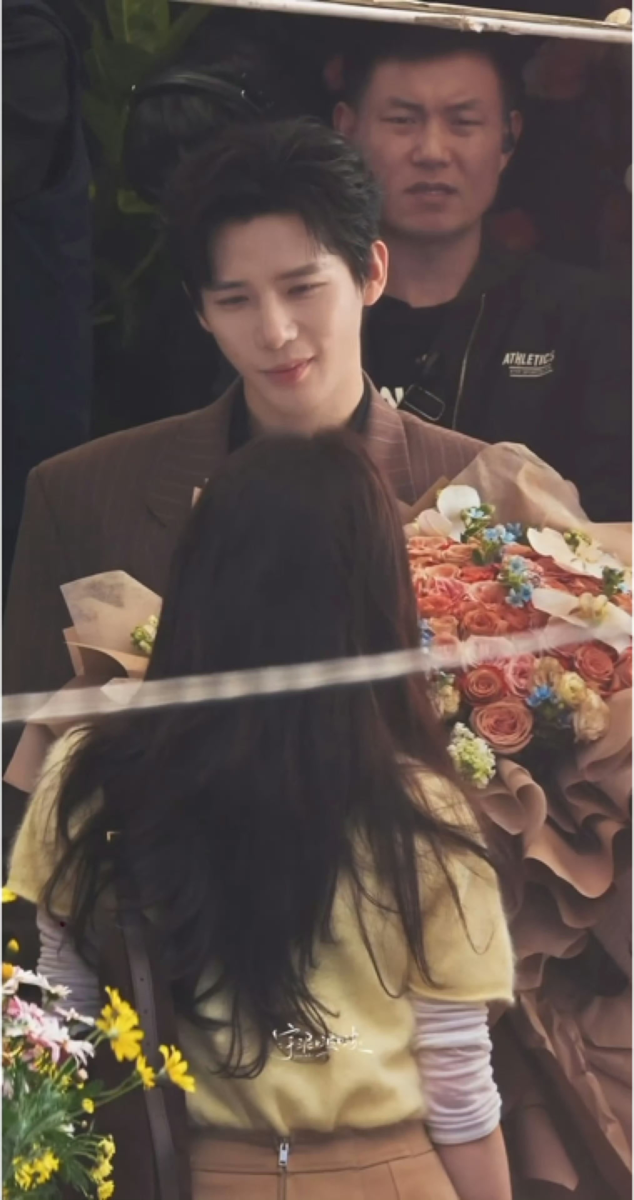 王安宇捧花看人好深情穿着大衣手捧鲜花深情地看着你的王安宇，秒秒钟沦陷，深情的帅气