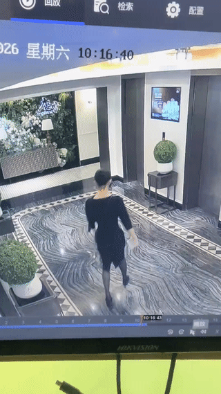 一名年轻女子穿高跟鞋走路的时候突然滑倒！
更加悲催的是她在滑倒的时候脸还撞到了门