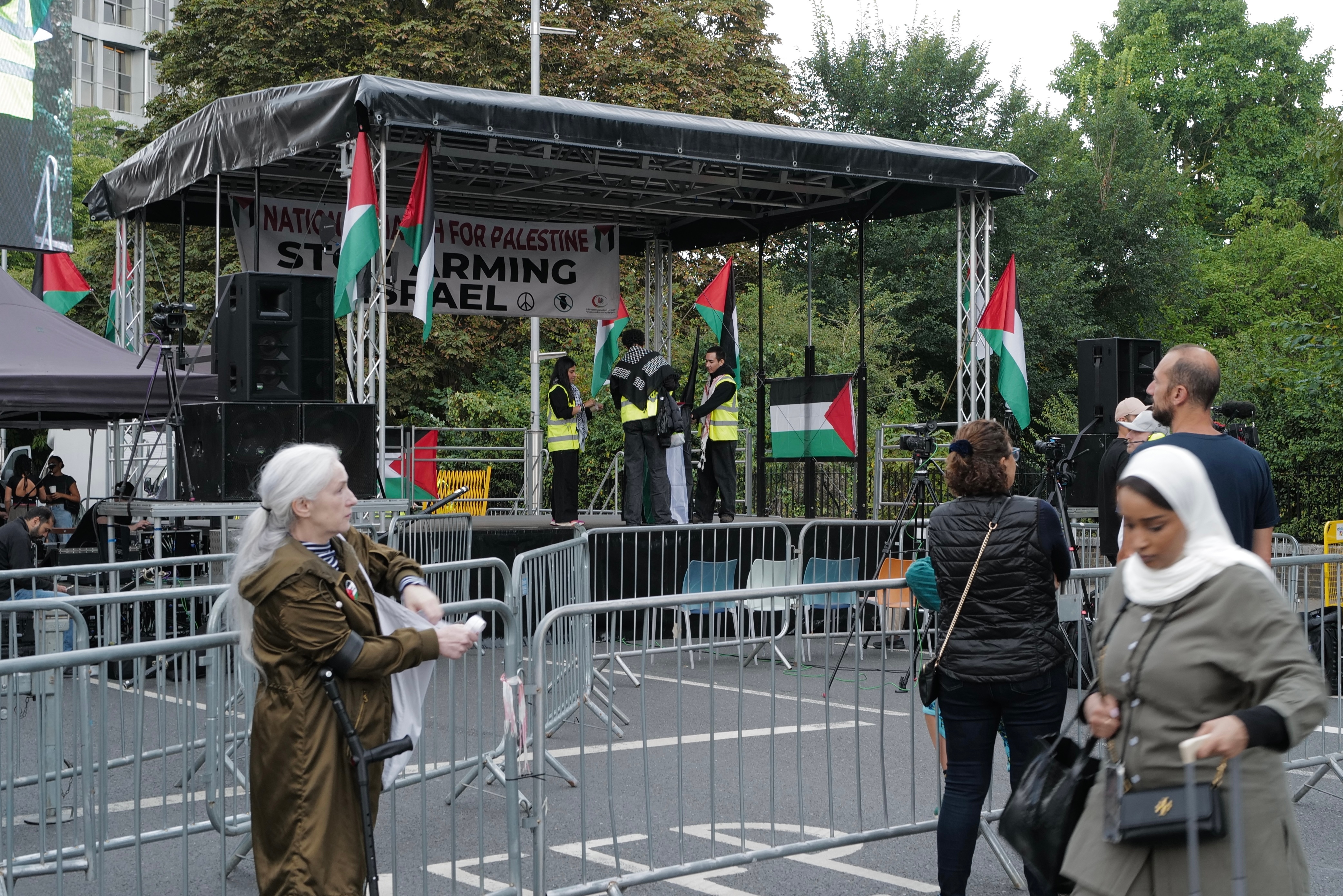 敦伦见闻（一）：抵英第一日，于肯辛顿宫外马路至阿尔伯特音乐厅一带，见到支持巴勒斯