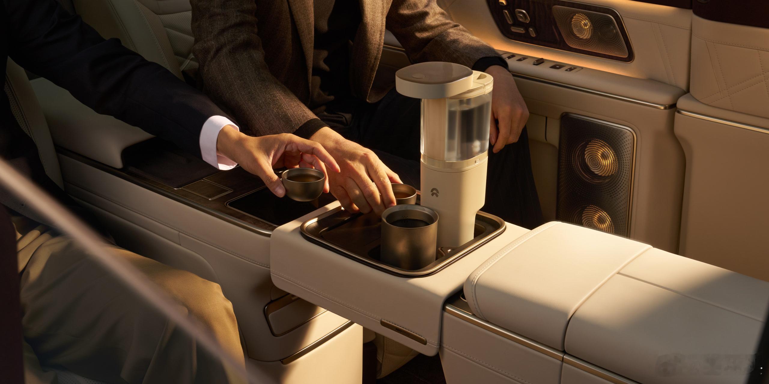 能选中岛还是选中岛吧。你看官方图片，二排的老板，那叫一个从容有度。要是过道版，想