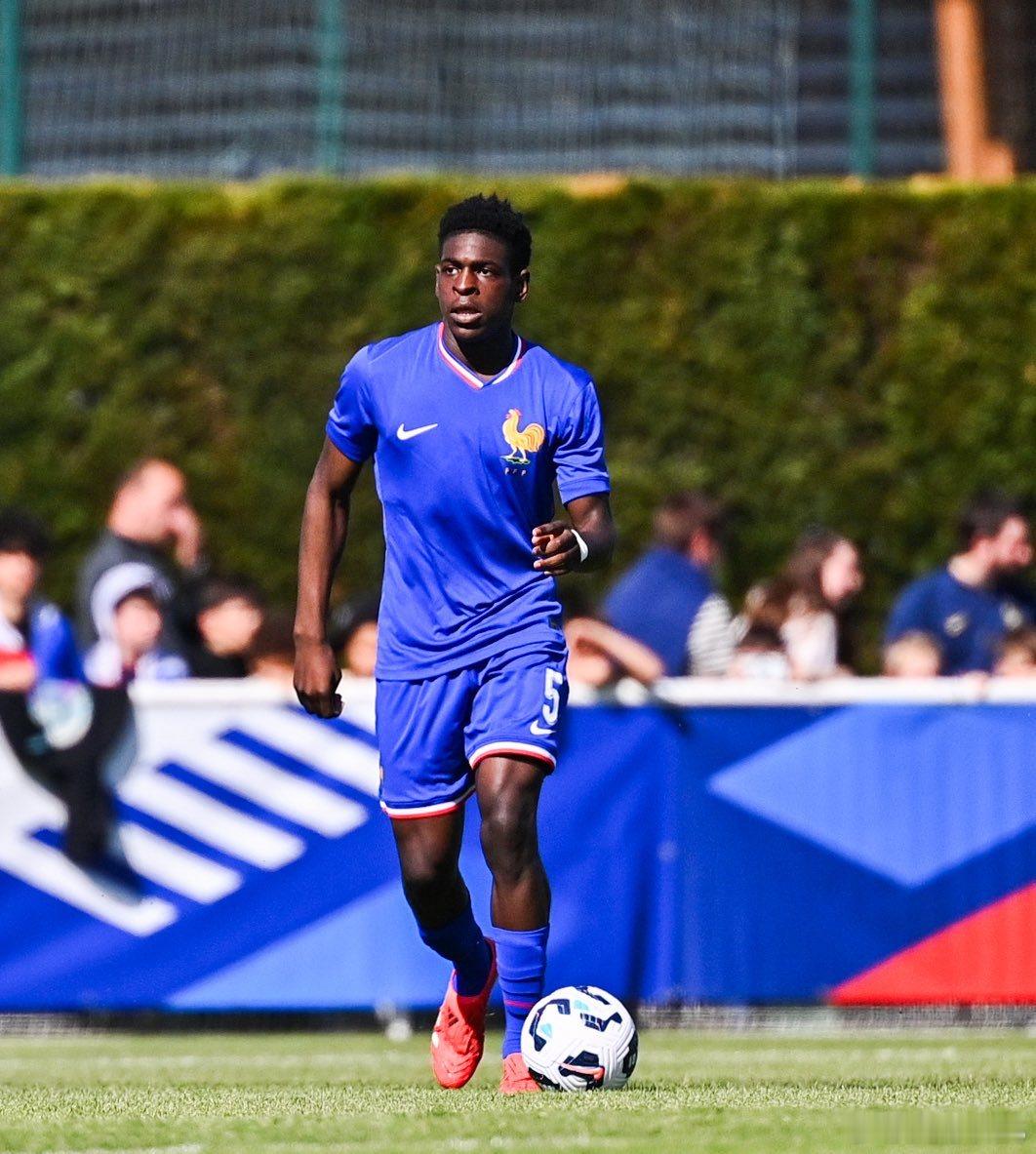 🚨🚨🚨拜仁慕尼黑在爭奪17歲防守新星——埃曼努埃爾·姆本巴的競爭中處於領先