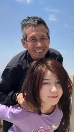 1997年，河南一个50岁光棍，捡回1名女婴。不料，送她读书后，她竟怒问：“穷到