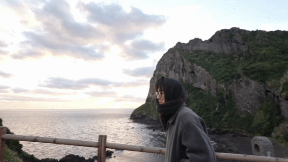 起猛了看到姚琛用腿拍照，满屏都是又细又直的大长腿，不愧是能驾驭各种穿搭的时尚模板