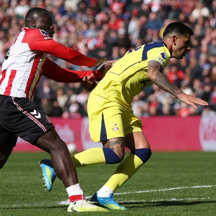 【桑德兰前锋遭遇种族歧视】在昨日桑德兰1-0击败热刺的比赛中，桑德兰前锋布罗贝伊