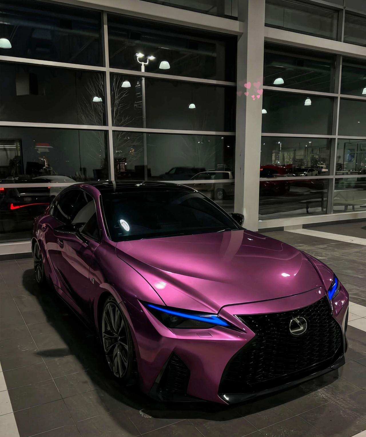 雷克萨斯换“紫”装！西伯利亚紫才是冷艳顶流不撞色的小众格调，搭配雷克萨斯的凌厉线