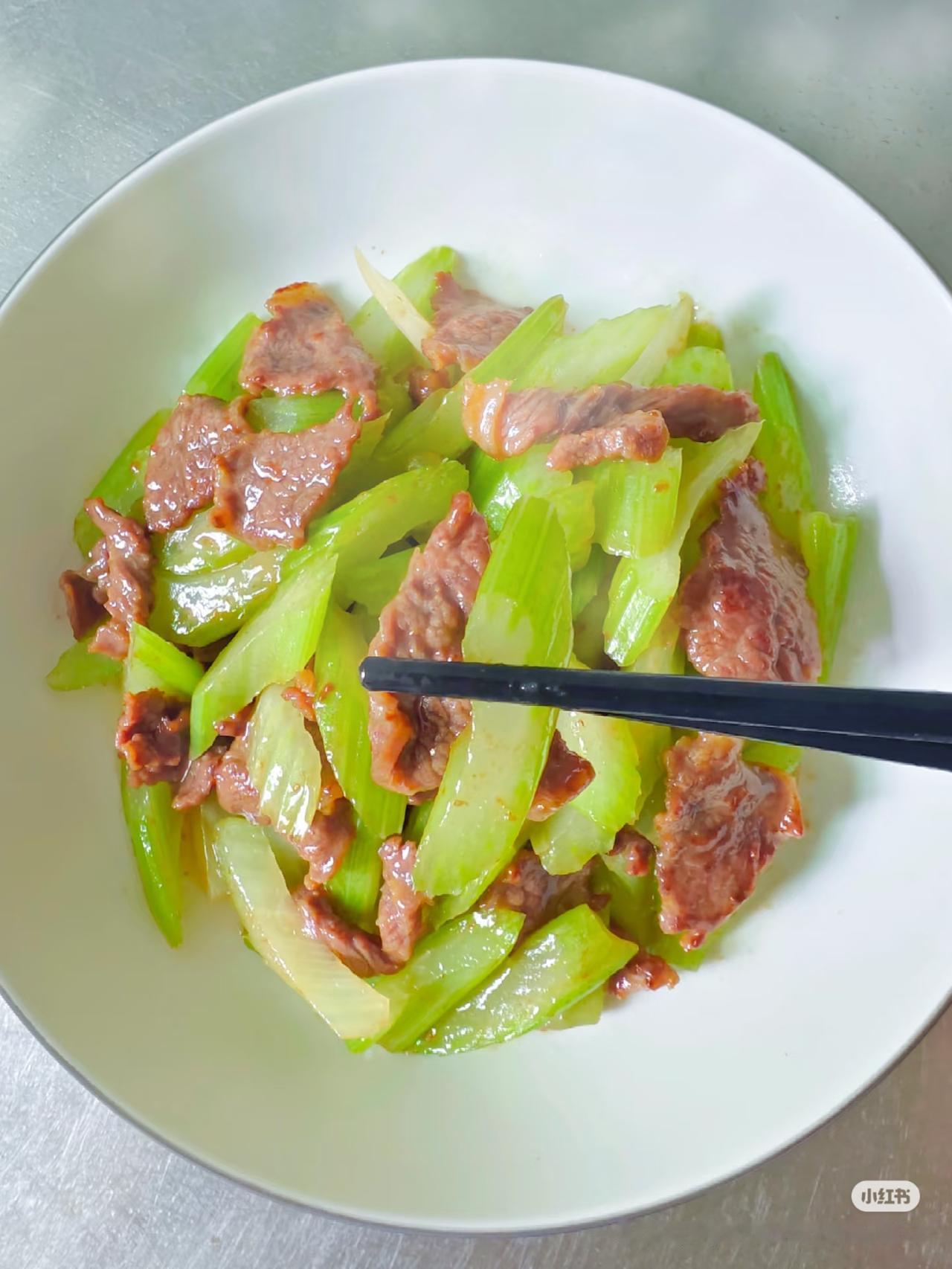 【西芹炒牛肉大揭秘】简单几步，吃出满满的幸福感！

今天我要带大家进入一道既经典