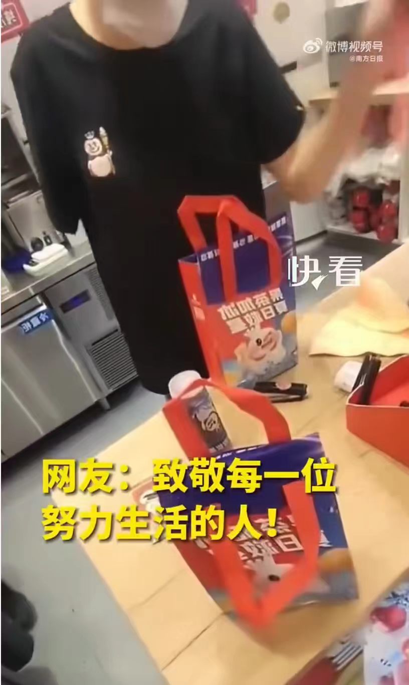 蜜雪冰城独臂店员麻利打包独臂店员麻利打包感动外卖员独自值守门店，独臂小哥动作娴熟
