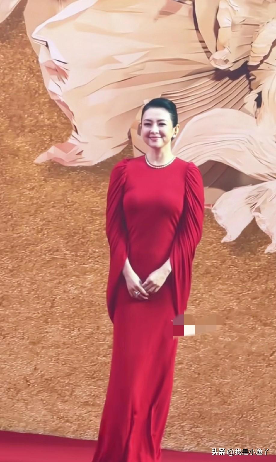 首届CMG中国电影盛典红毯星光熠熠，众星盛装出席，看点十足！

周冬雨穿了一身蓝