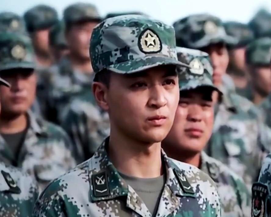 这个星二代一出场，整个人直接从戏里弹出去。
《兵自风中来》那么紧绷的军旅氛围，镜