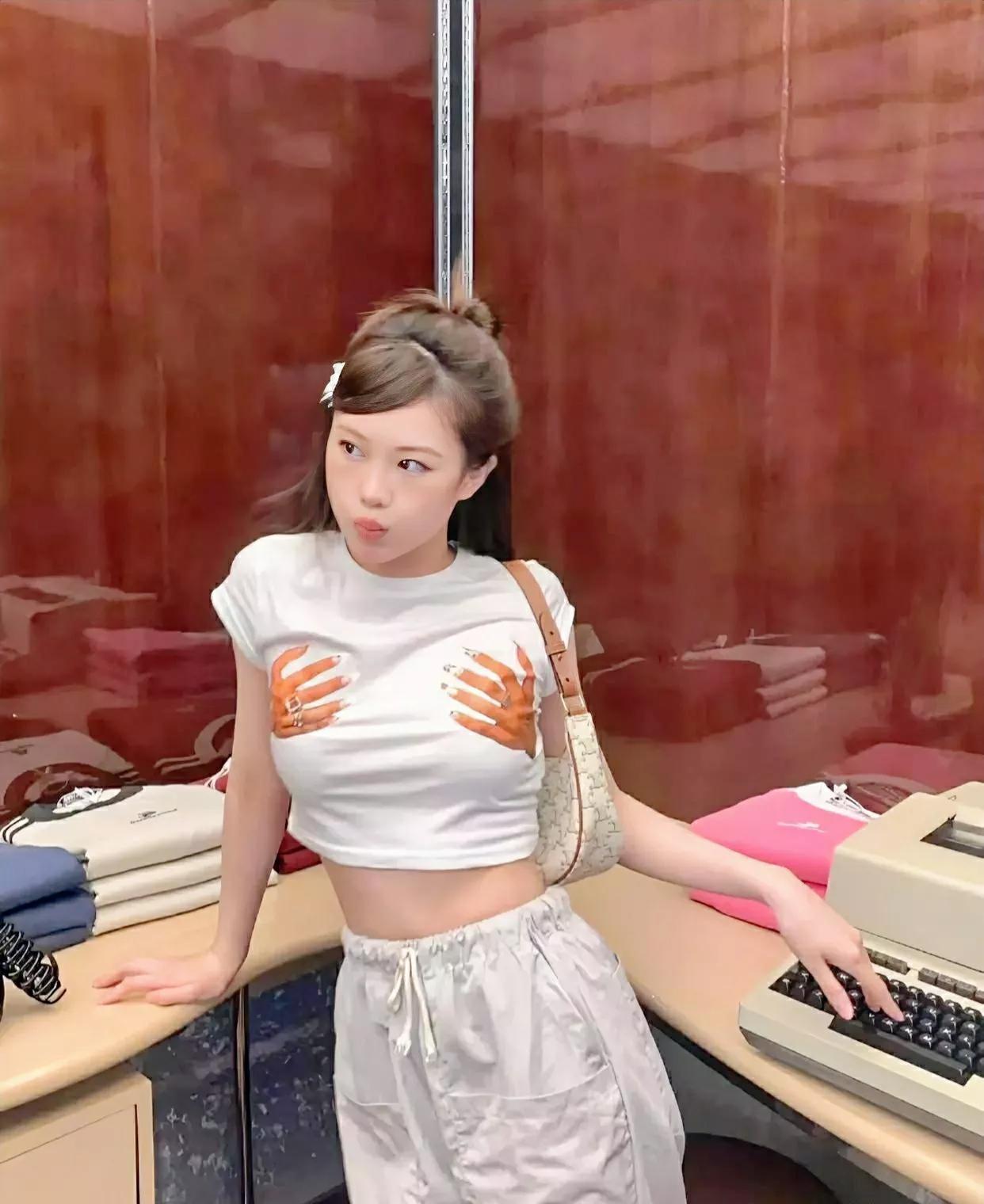 小姐姐长得真漂亮，衣服穿的也有个性