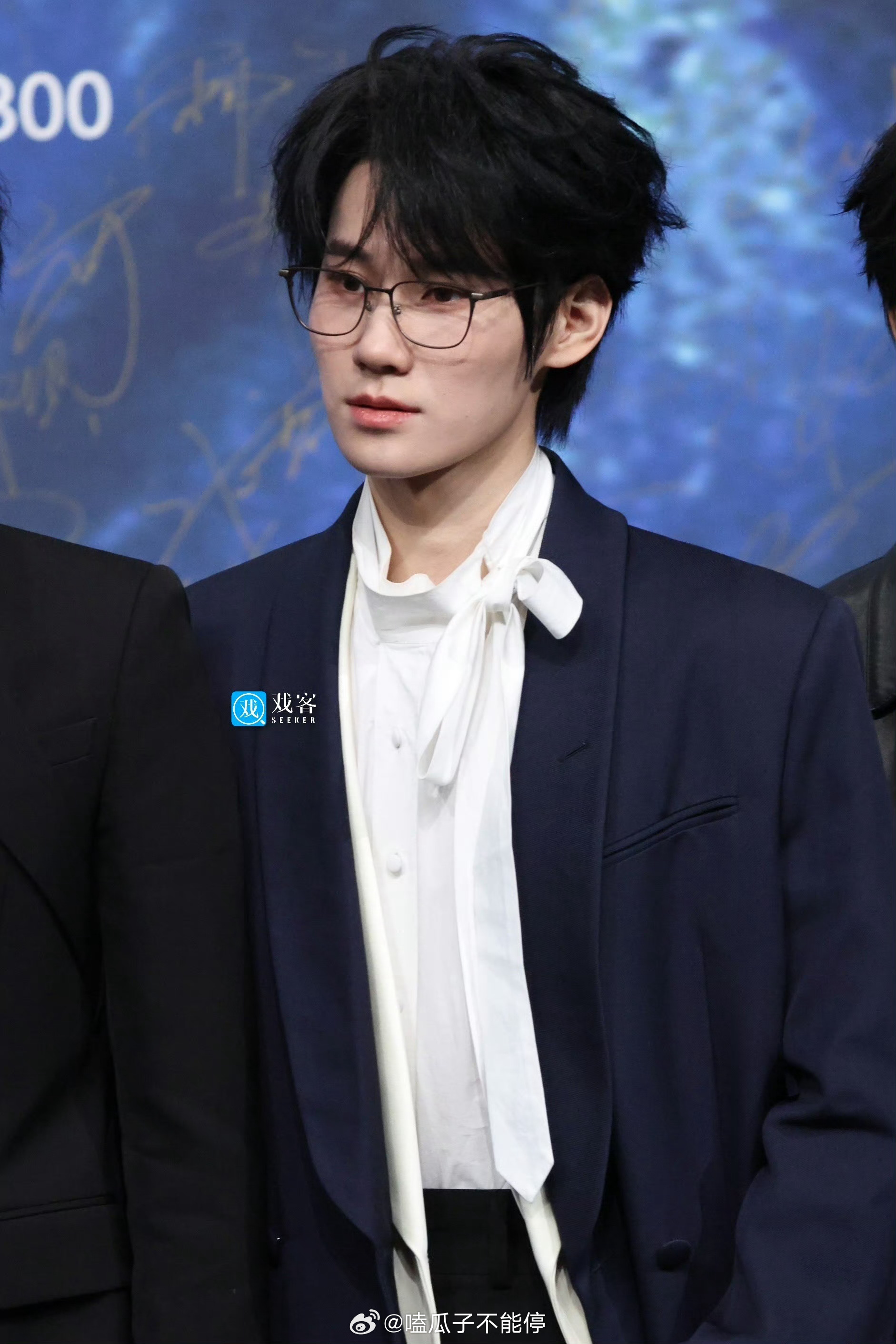 张真源微博之夜红毯 造型太帅了，多戴眼镜好吗？弟弟演个反派角色吧，一定会很爽