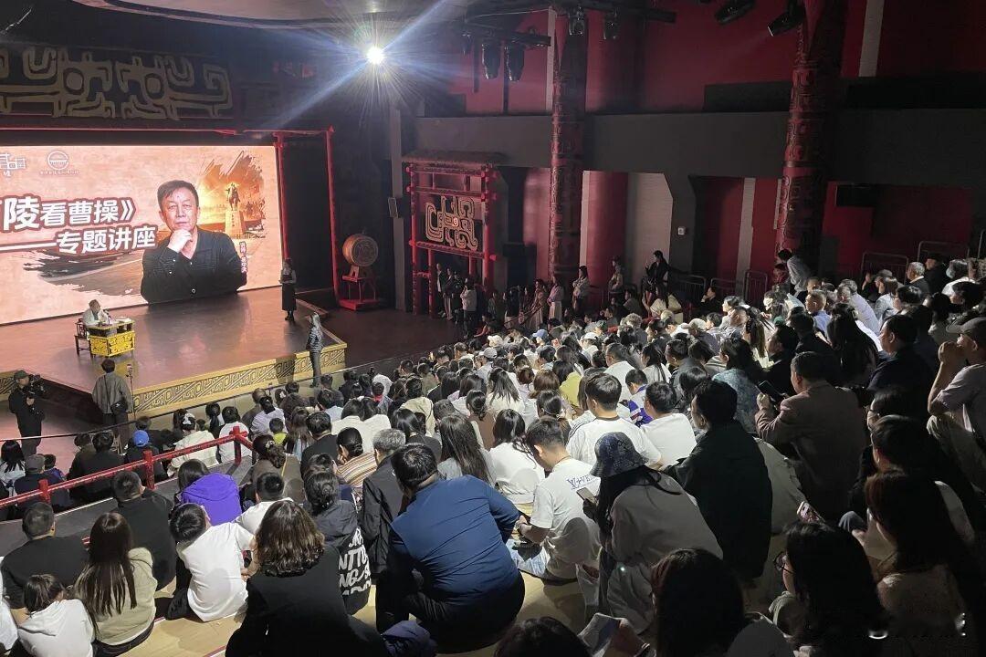 易中天教授讲座太受欢迎了
座无虚席，纷纷站起来鼓掌👏🏻
《从高陵看曹操》专题