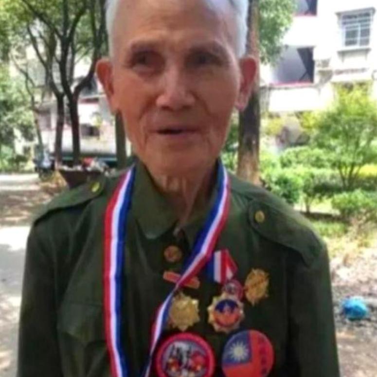 1945年，一名机枪手因伤掉队，为躲避日军，他与副手改走山路。突然，一阵怪声传来