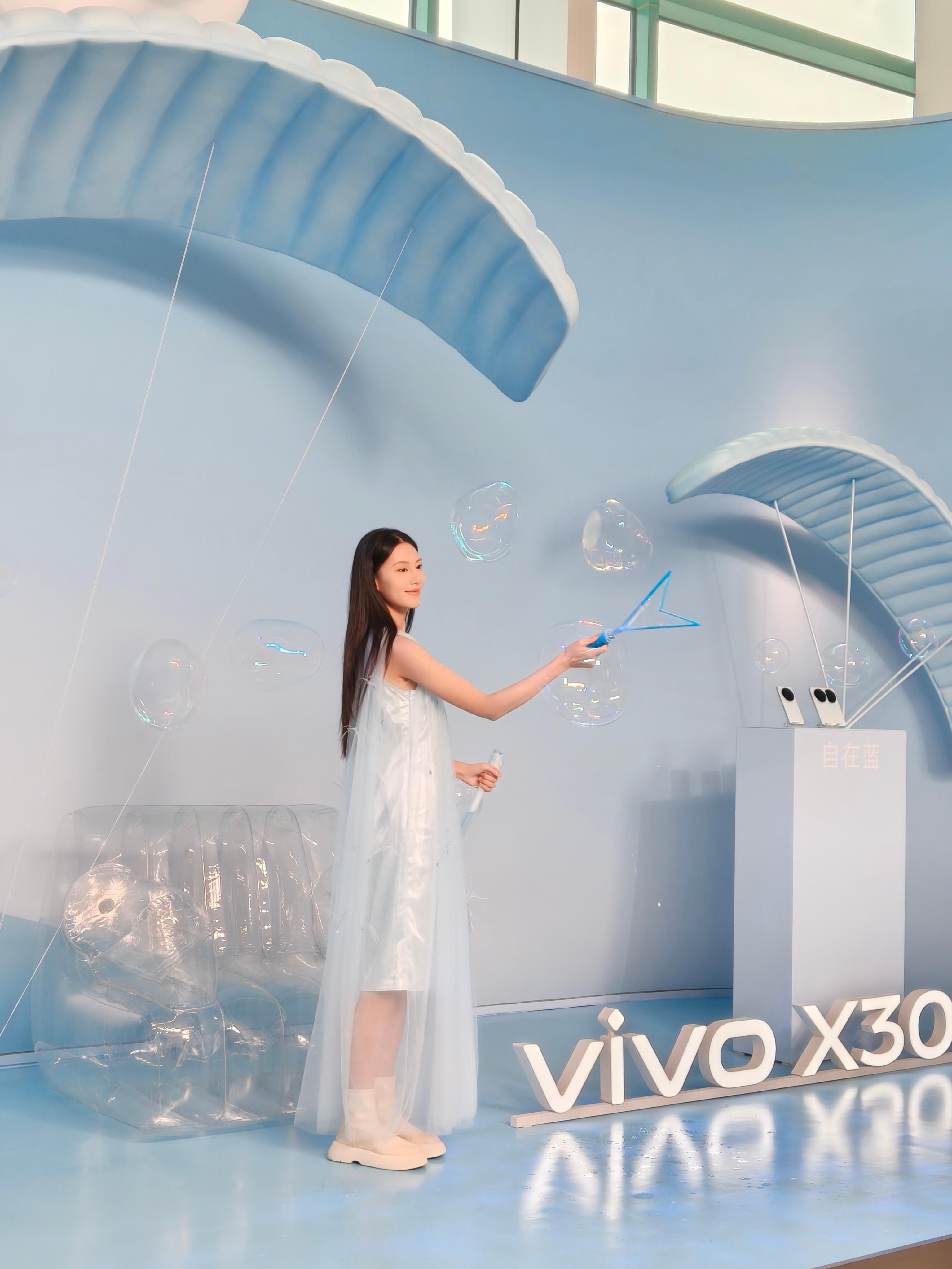起早就是为了带你们看美女帅哥的哦不~是全新的vivo X300 Pro[害羞][