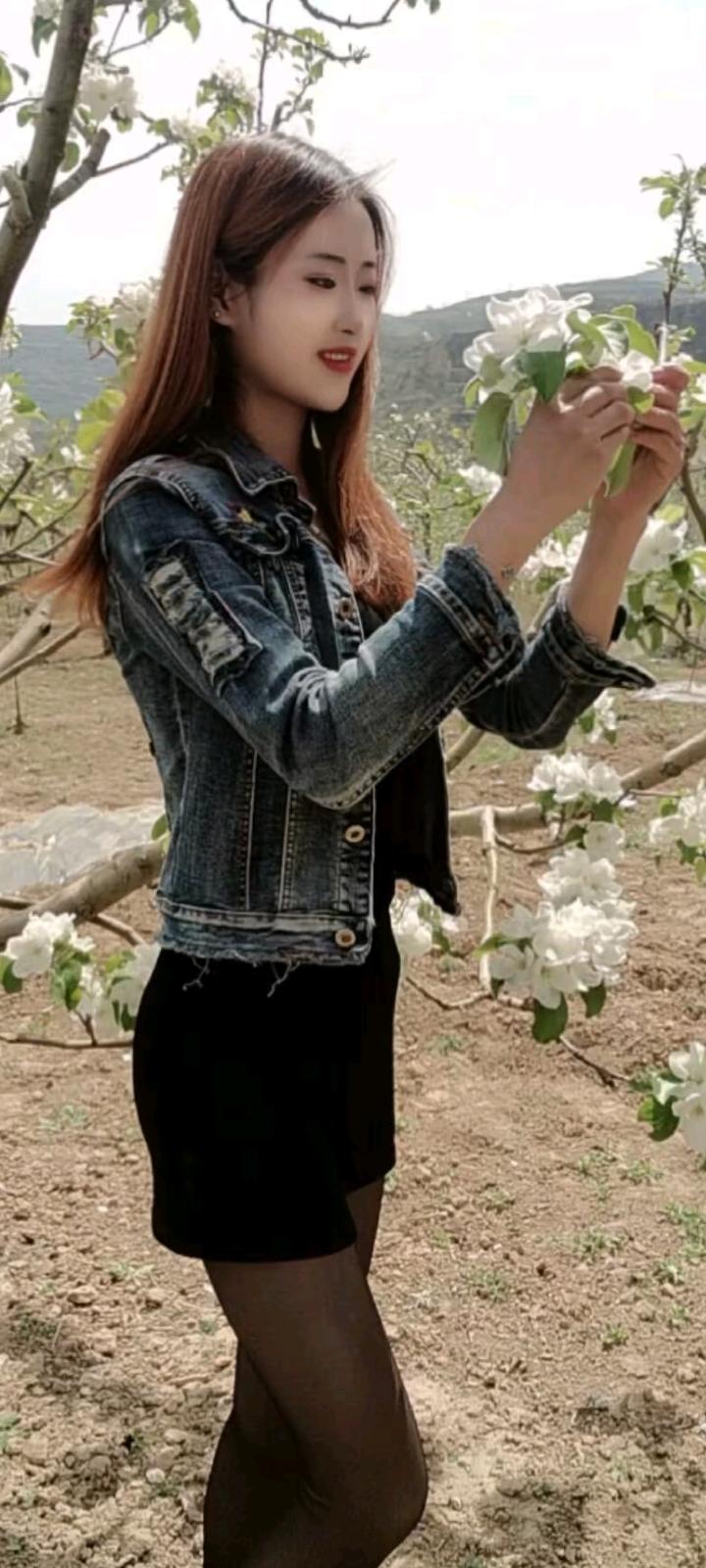 春日生活打卡季我们都曾满怀期待，也都曾满心失落，最后学会了和生活温柔和解。