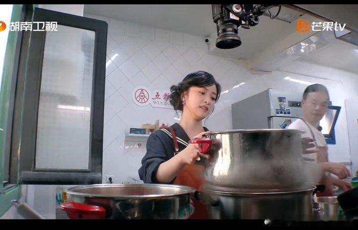 沈月[超话]沈月差点给驴打滚洗澡中餐厅名场面中餐厅 沈月：我按步骤来的...（手