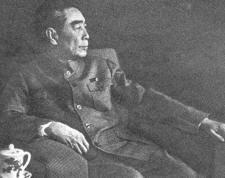 1927年，周总理不幸被捕，负责审讯他的，正是他曾经的学生鲍靖中。只见他让其他人