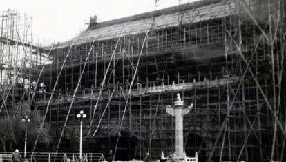 1969 年末，中央打算拆掉 天安门广场 再重新建设，然而在施工的时候，工人们在