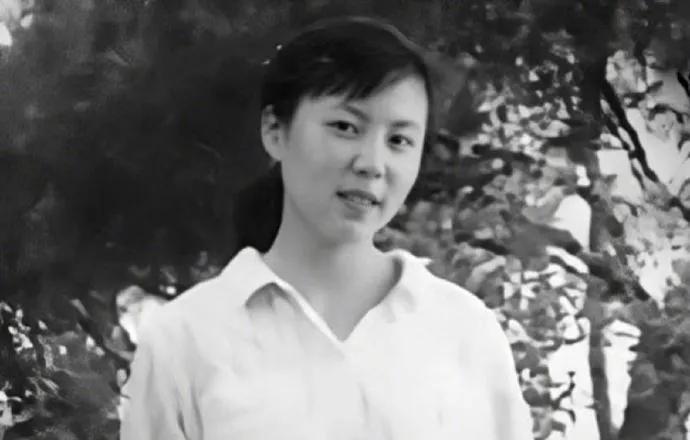 “凶手到底是谁？”三十年前，清华才女朱令被人投毒，此后智力受损，全身瘫痪，最终痛
