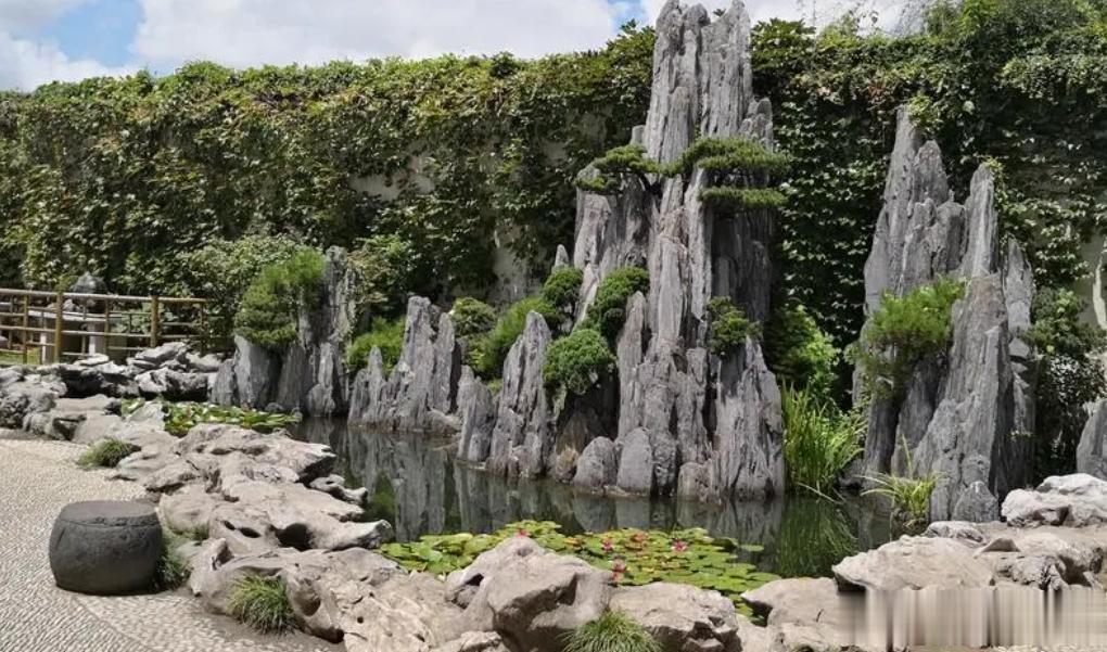 苏州园林的假山
最高标准是什么？
苏州园林
讲究叠山理水
假山堆叠
讲究的是用少