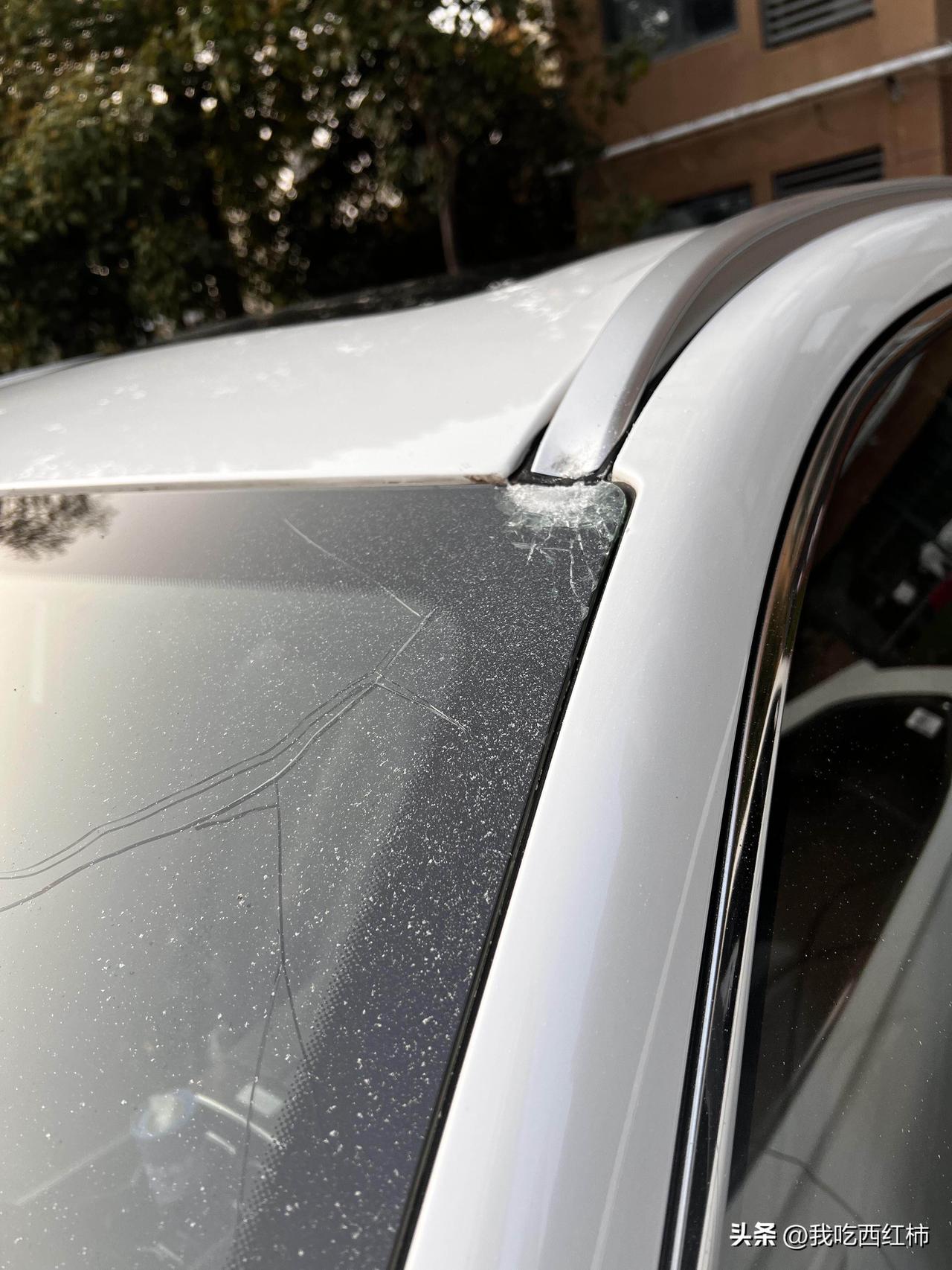 上午刚提新车，下午就被高空抛石头砸了 ！
咽不下这口气啊姐妹们！
本来是元气满满