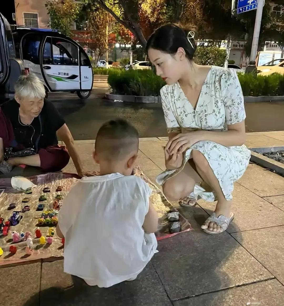 曾经暗恋过的一个人，算得上两小无猜，后来因为种种世俗的原因她嫁给了别人，我去了远