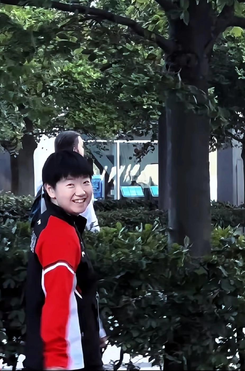 孙颖莎这回头一笑也太可爱啦！赛场上的她果敢犀利，是实力强劲的“小魔王”，私下里又