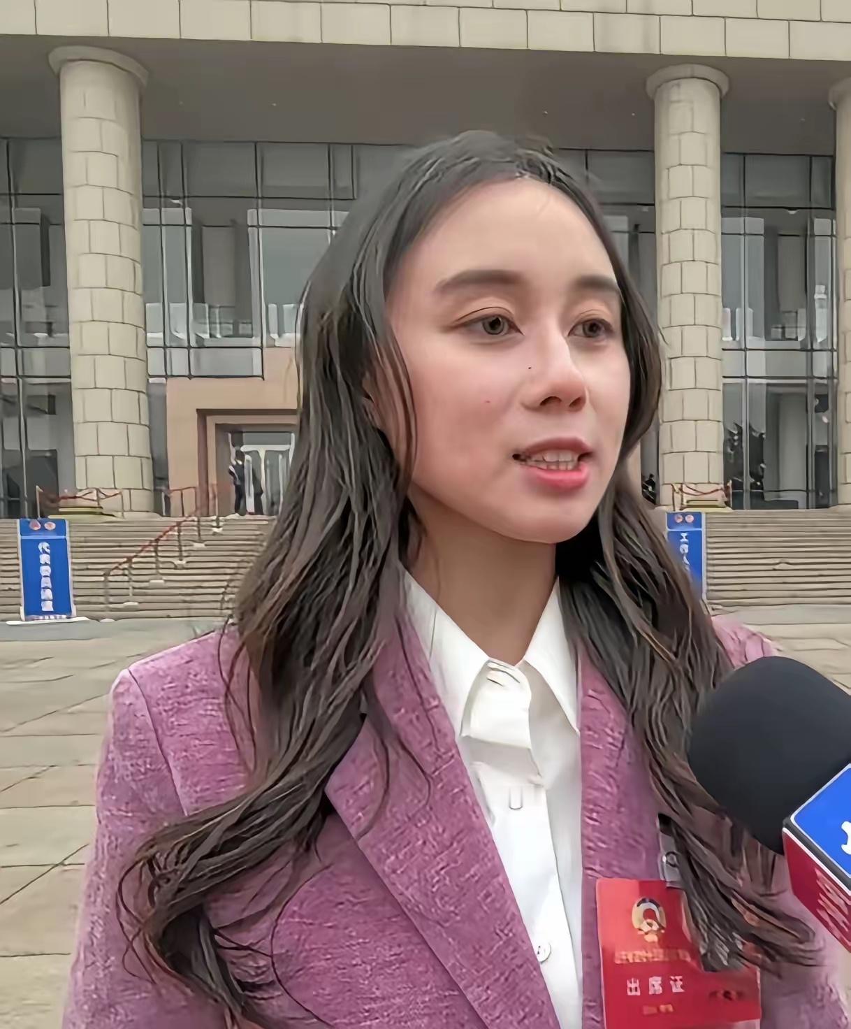 赌王的小女儿何超欣，虽是家族高学历高颜值代表，但无美颜生图下发际线偏高、气质普通