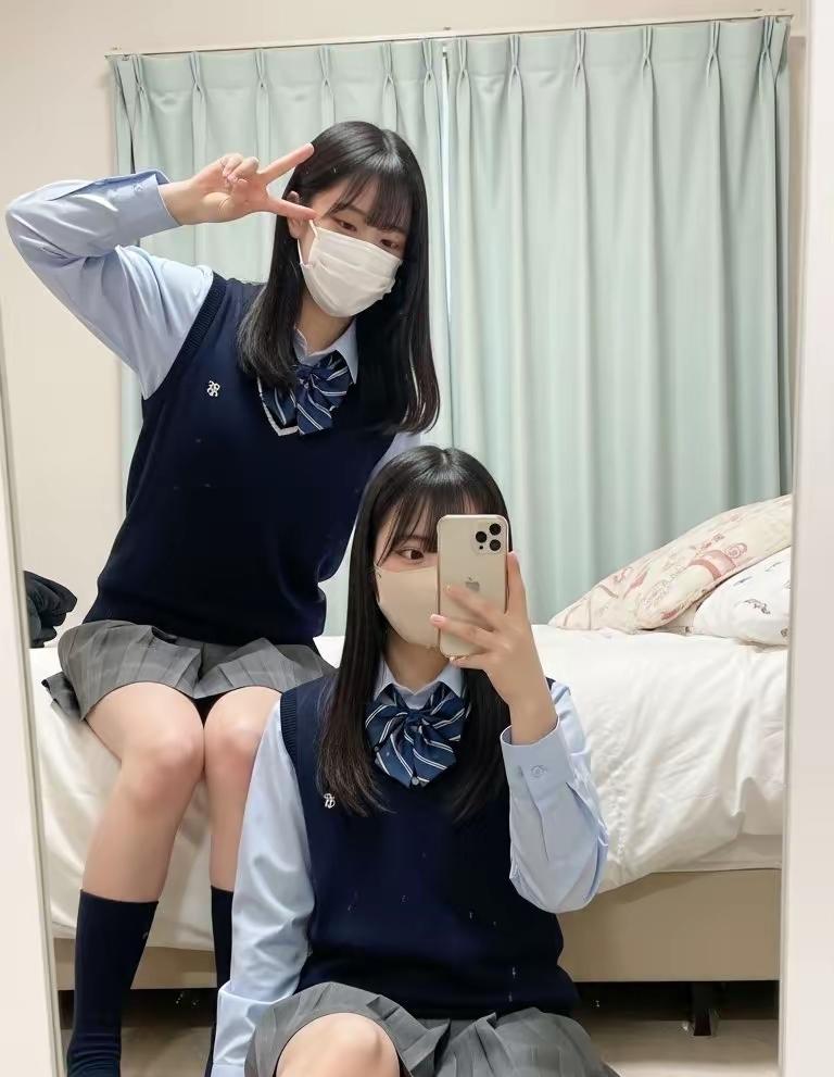 “青春洋溢的校园风，姐妹俩的甜蜜自拍”📸💕清纯感自拍 校园风照片 两姐妹自拍