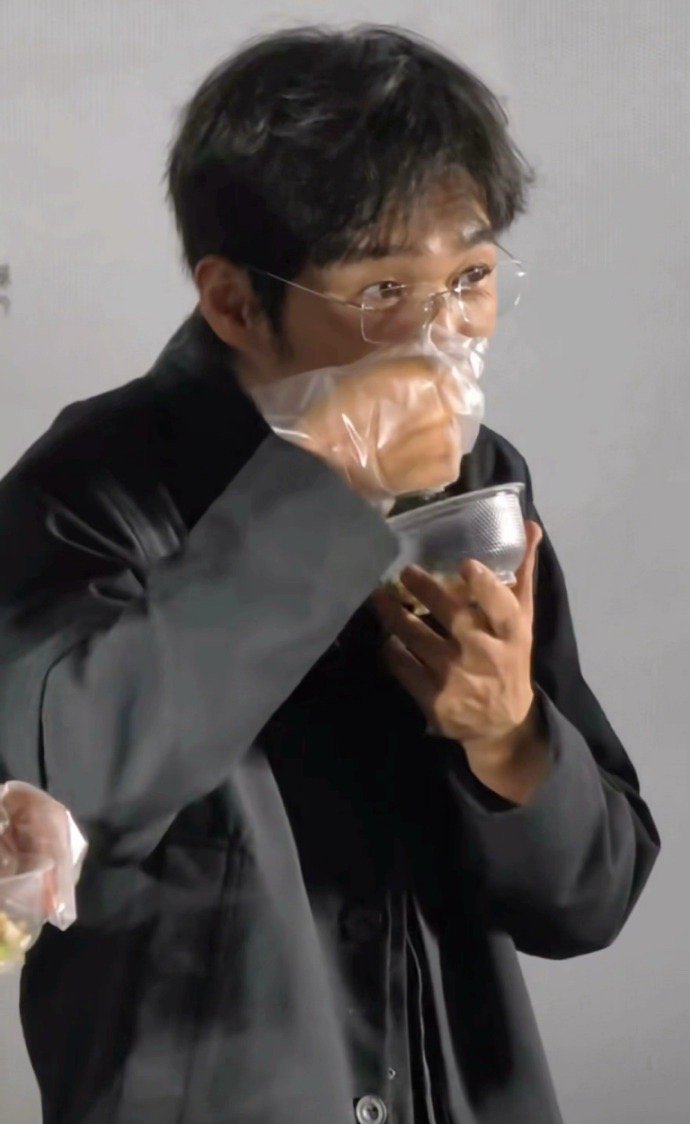 白宇别吃了 白宇被劝饭的整个过程，可以概括为三个阶段：充耳不闻，敷衍点头，依依不