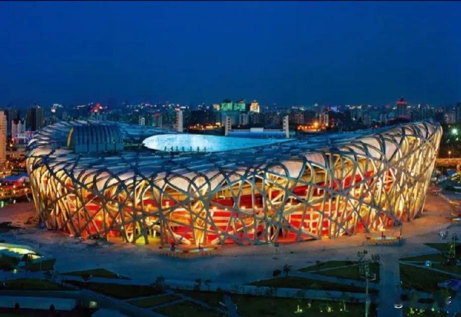请问：朝鲜的“五一”体育场能容纳多少人？
答案：15万人左右

请问：美国的“尼