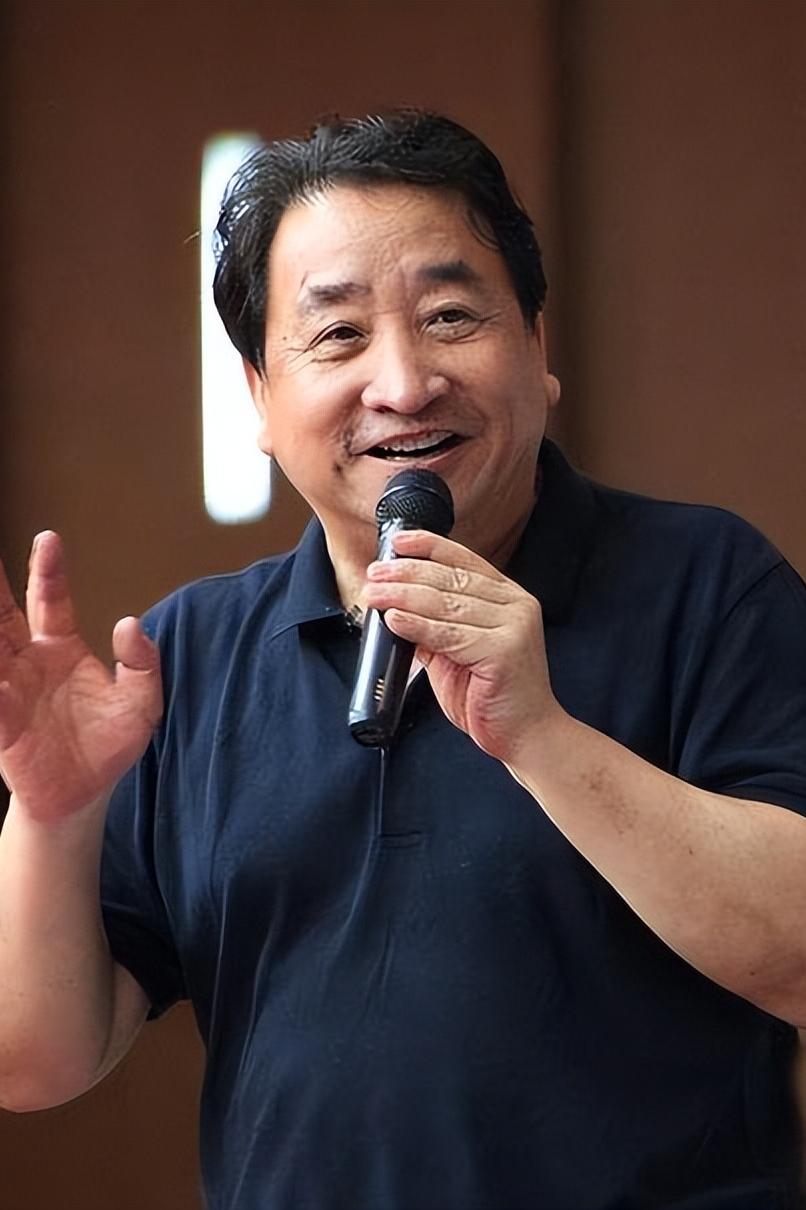 演员，姜昆谈到春晚时说，有些老艺术家，留恋这个舞台，经常说，哪怕有最后一口气，也