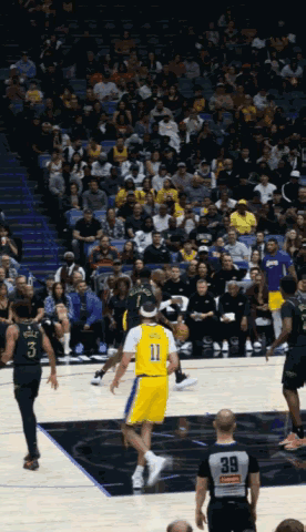 父子同心，其利断金！詹姆斯的一个进攻打篮板后侧，布朗尼迅速从替补席起身，和老父亲