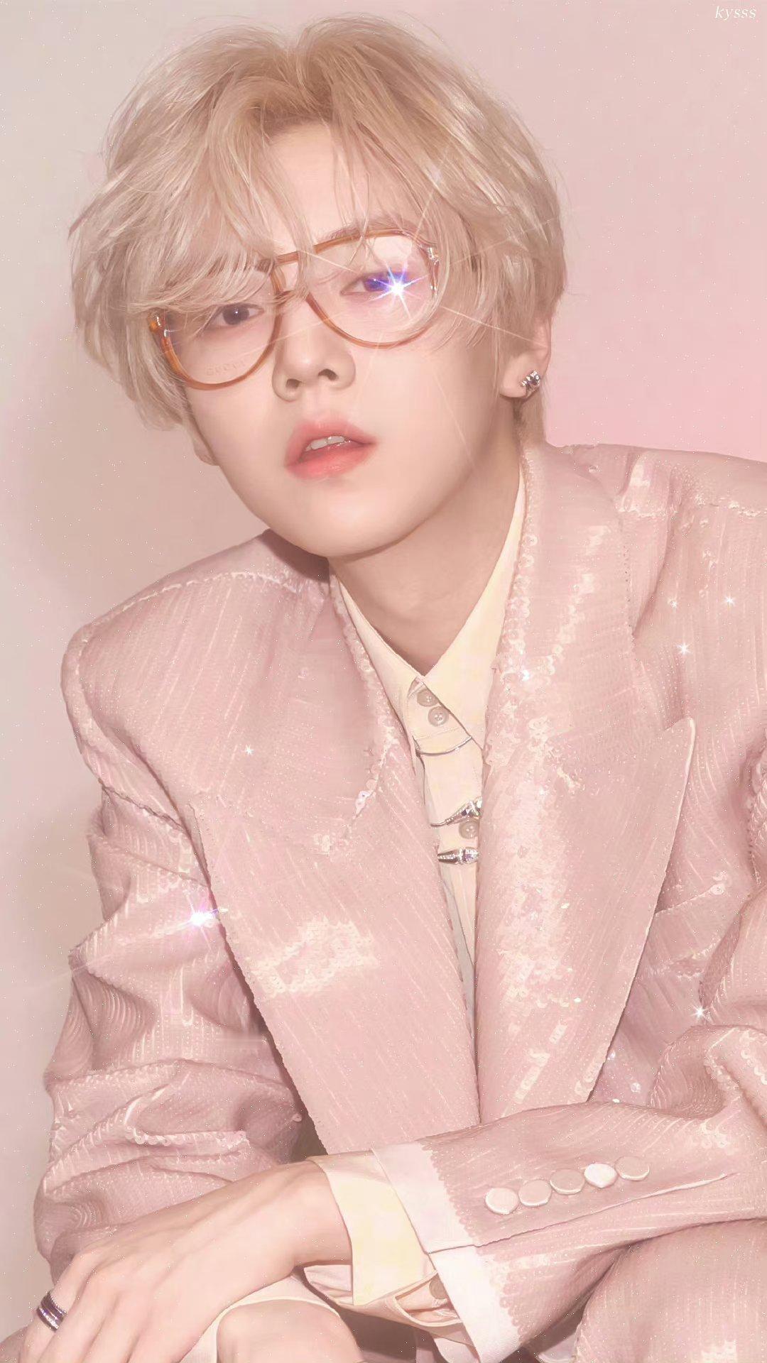 #鹿晗[超话]#鹿晗真是我见过最适合粉色的人了，粉嘟嘟的有点太好看了吧​​​