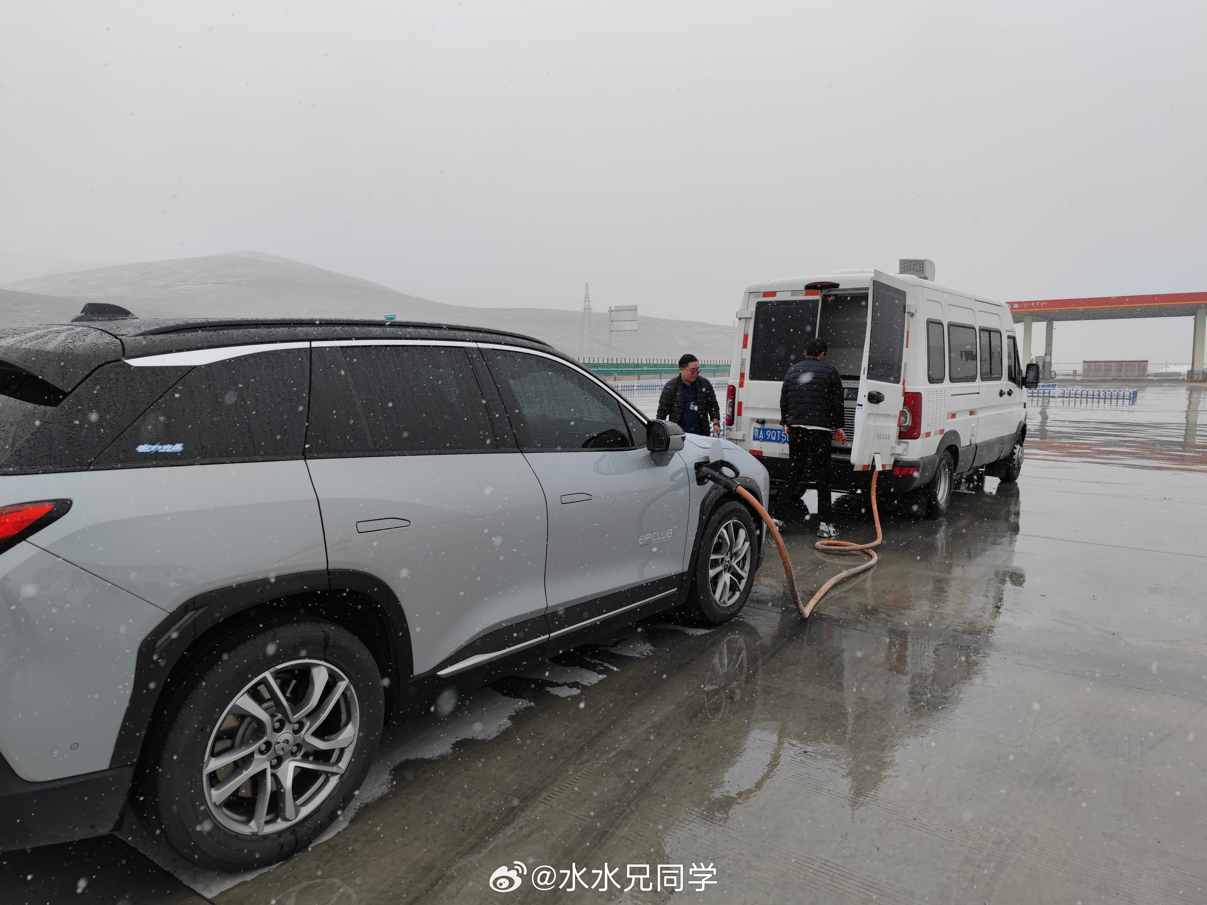 这是当年蔚来为了实现车主“油车能去的地方电车都能去”，为了实现自己吹的牛逼，做的
