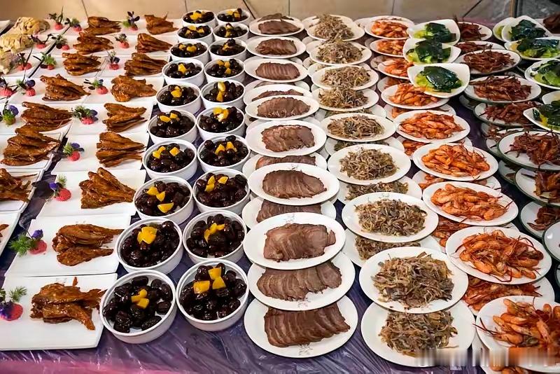 饭店的预制菜忘记拆包装花4.6万办婚宴，端上来的竟是带冰碴的预制菜？新人怒了"这