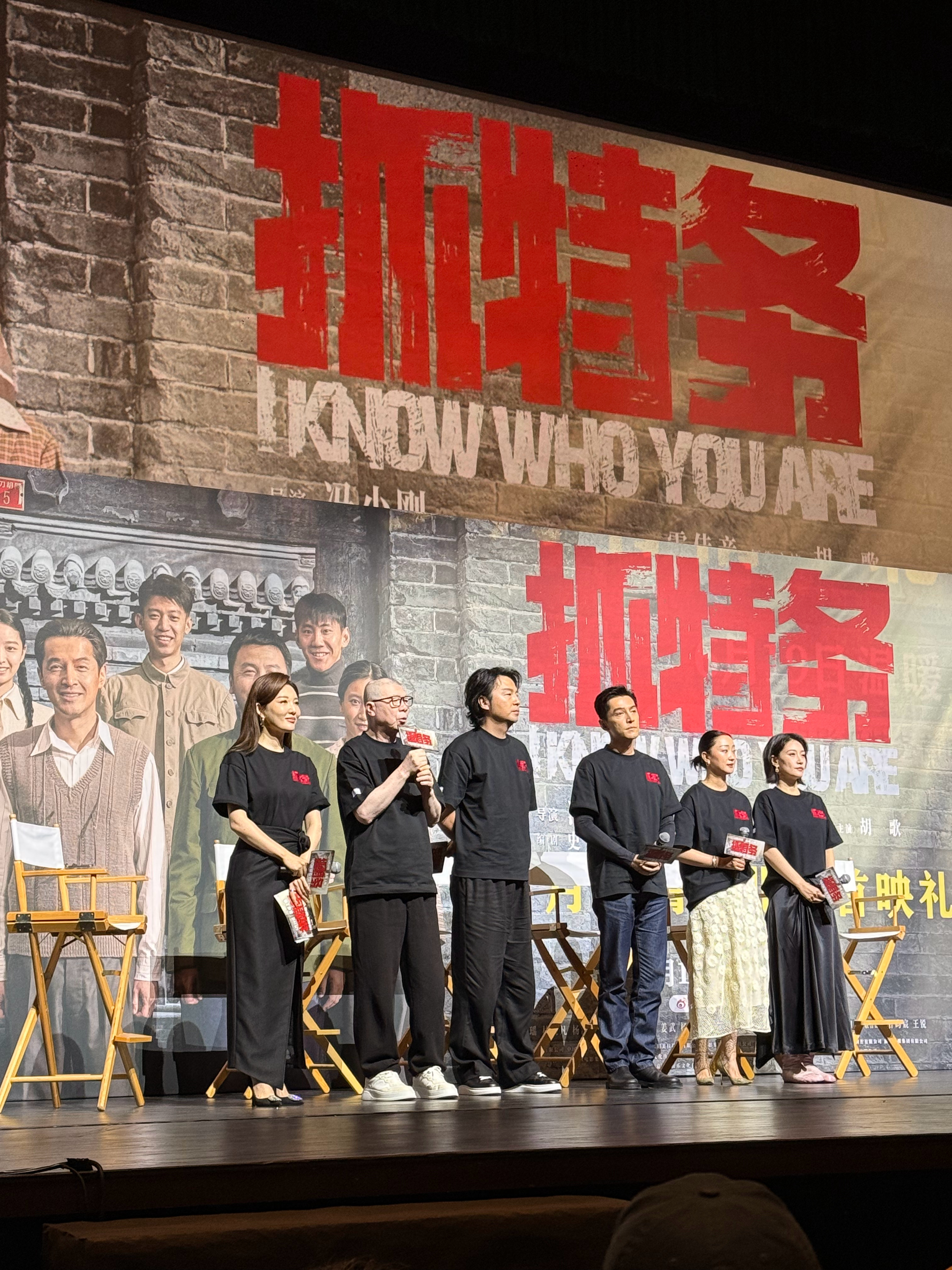 抓特务（2026） 我的评分：电影抓特务看完电影了，后劲还挺大。警察特务同住为邻