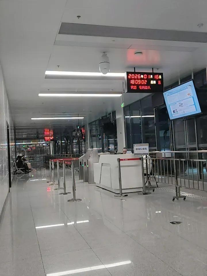 搞不懂是怎么回事！候补也没买到广州去海口的火车票，至于卧铺票就更不用提了，只能考