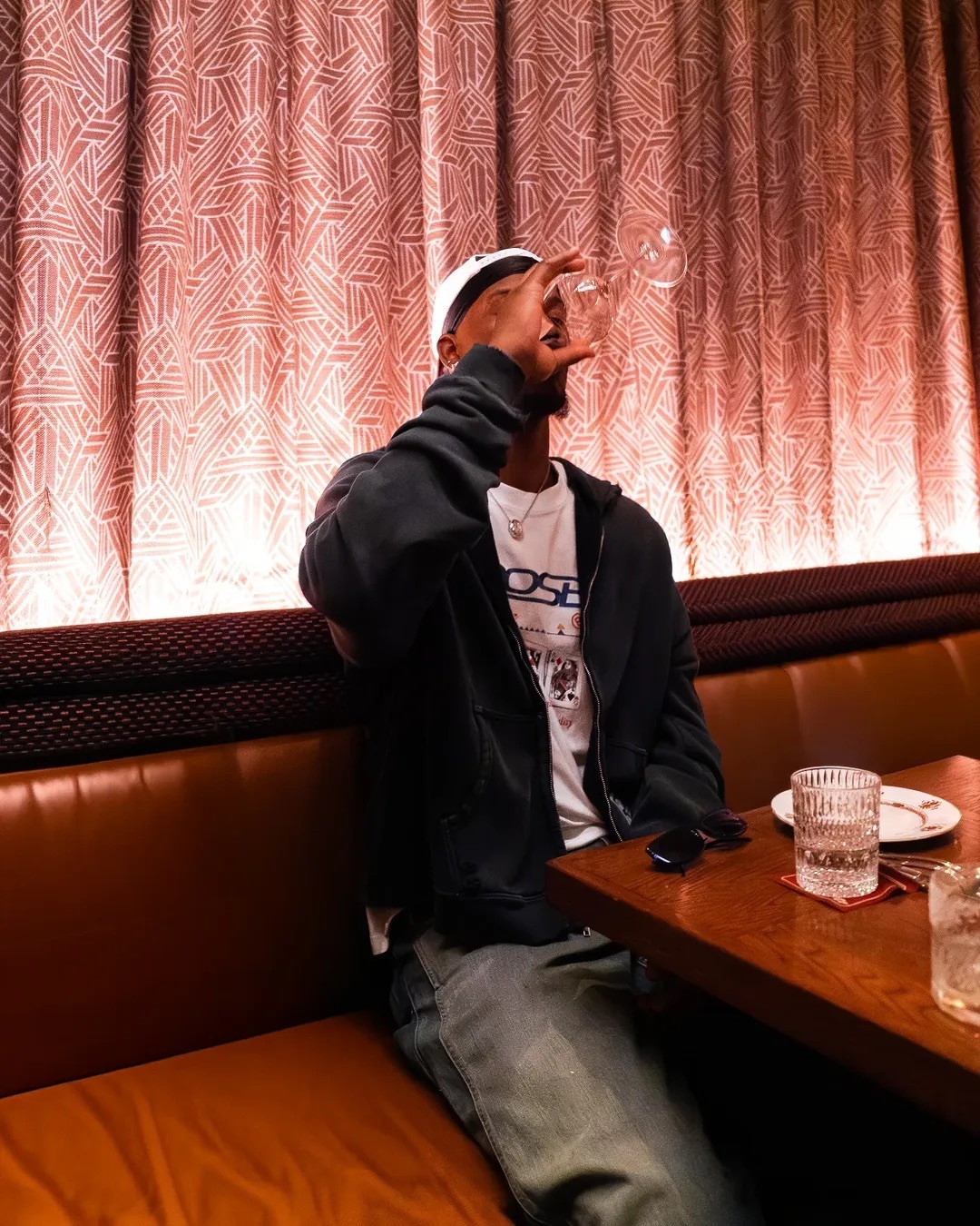 虽然拄拐，但大哥的造型还是相当帅滴👀美食红酒朋友，惬意～jimmybutler