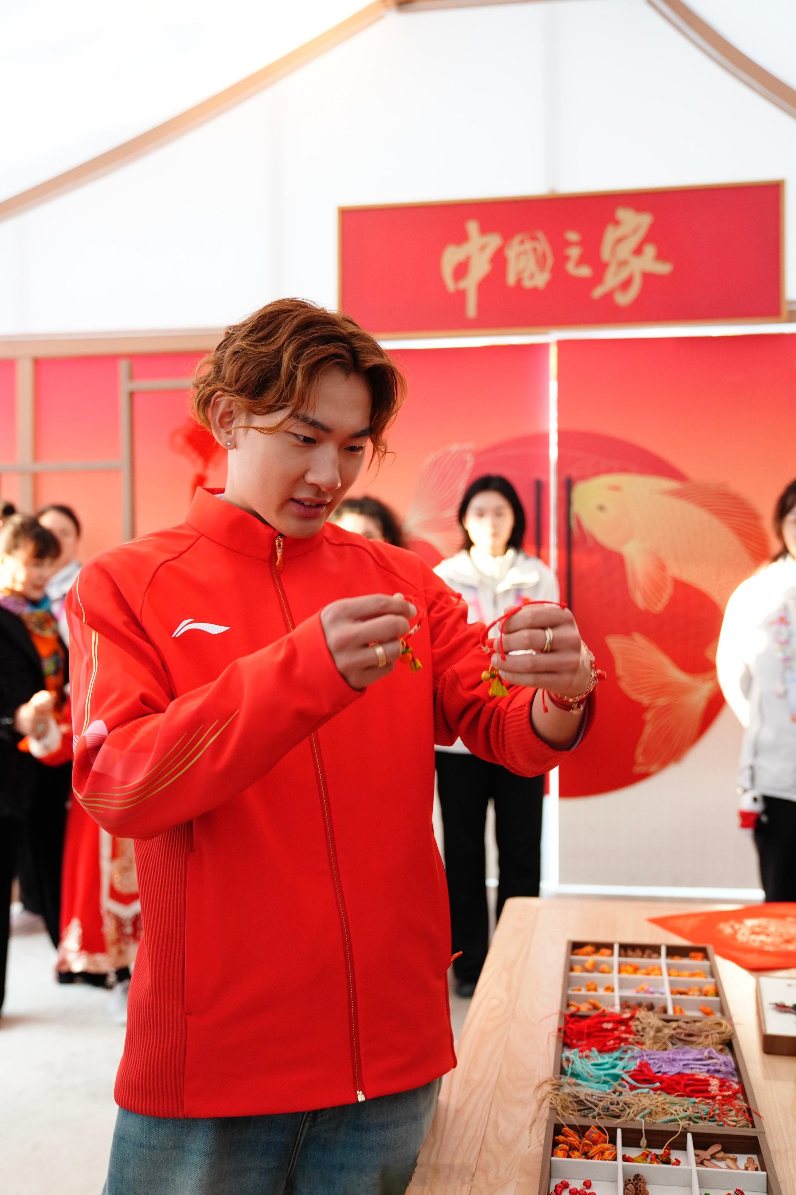 00后世界冠军苏翊鸣新春仪式感用冬奥中国首金给自己庆生也给全国人民送新春祝福的苏