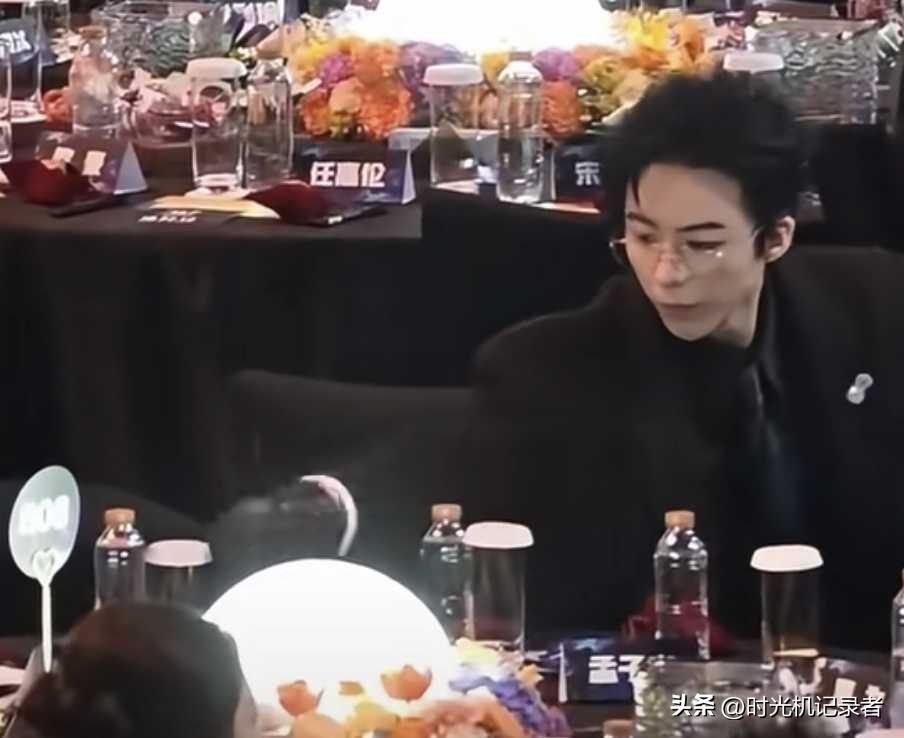 刘宇宁真是护犊子，谁家演员在晚会桌上大大方方拿走小零食，还左右兜都揣着。
刘宇宁