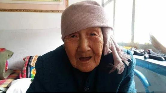 1943年，一名女子被日军欺辱后，在山洞里生下一个孩子。本来解开衣服给孩子喂奶，