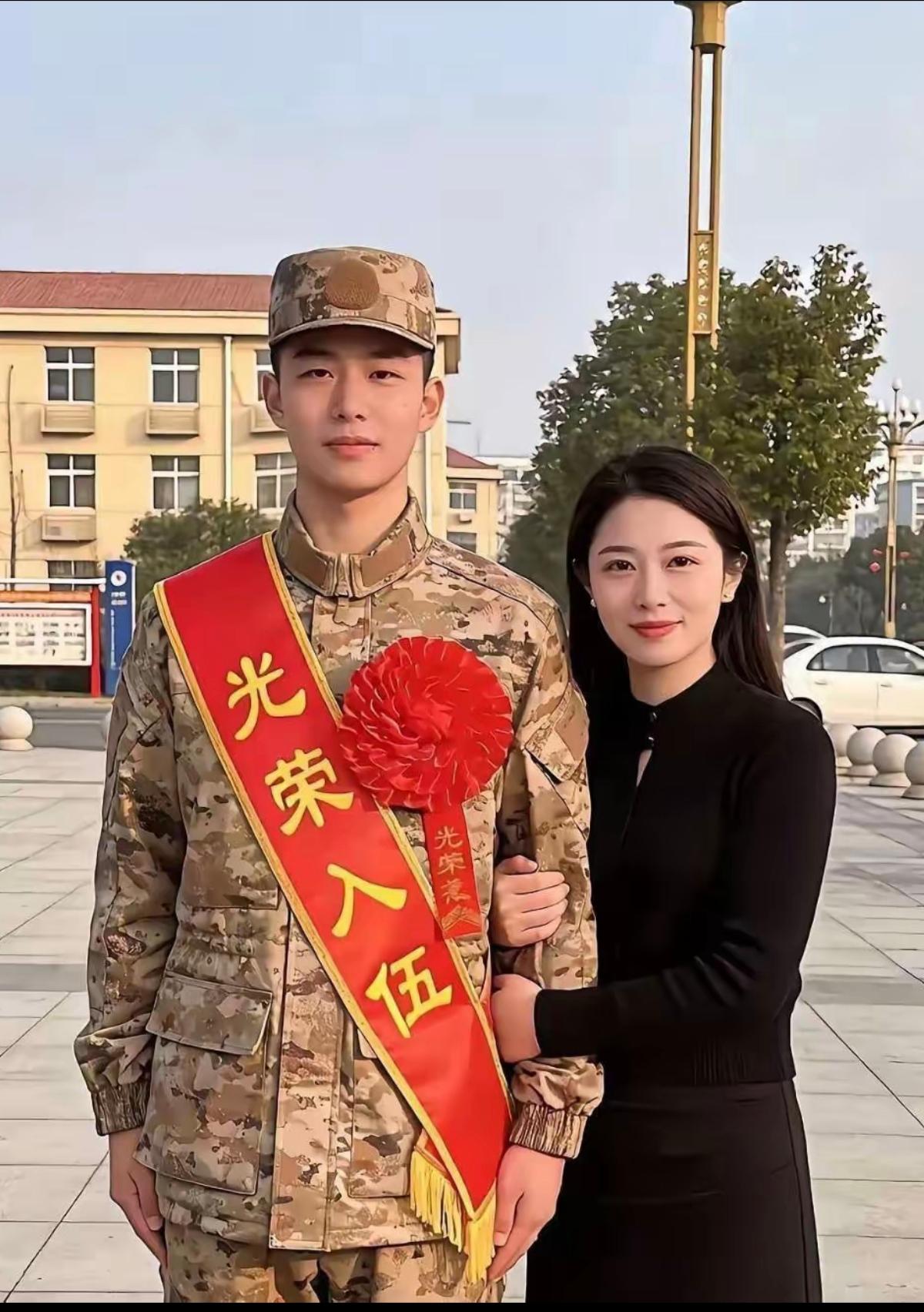儿子像妈妈，一点没错。
优秀的儿子，漂亮的妈妈。
你身边有这么像的母子吗？