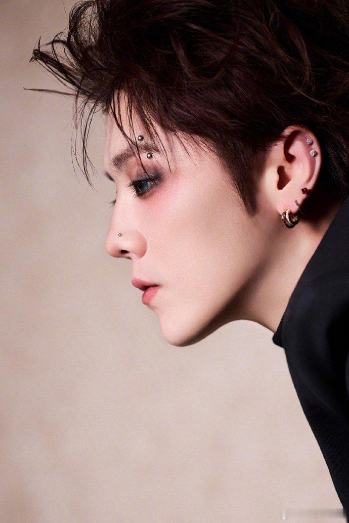 鹿晗工作碎片多图预警  鹿晗18宫格碎片  鹿晗工作碎片多图预警，18宫格碎片是