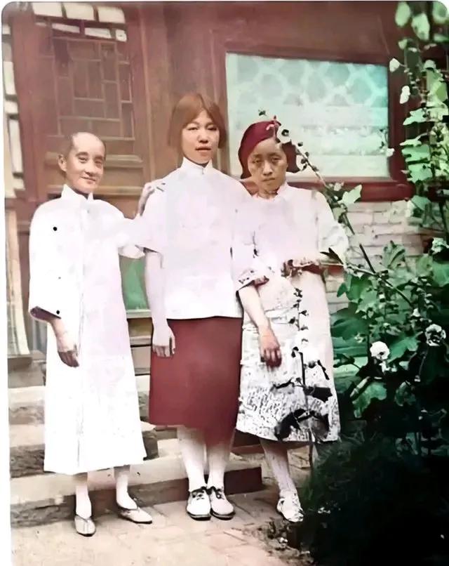 最左侧的女子，是鲁迅先生的原配妻子朱安。

朱安身材娇小玲珑，透着南方女子的灵秀