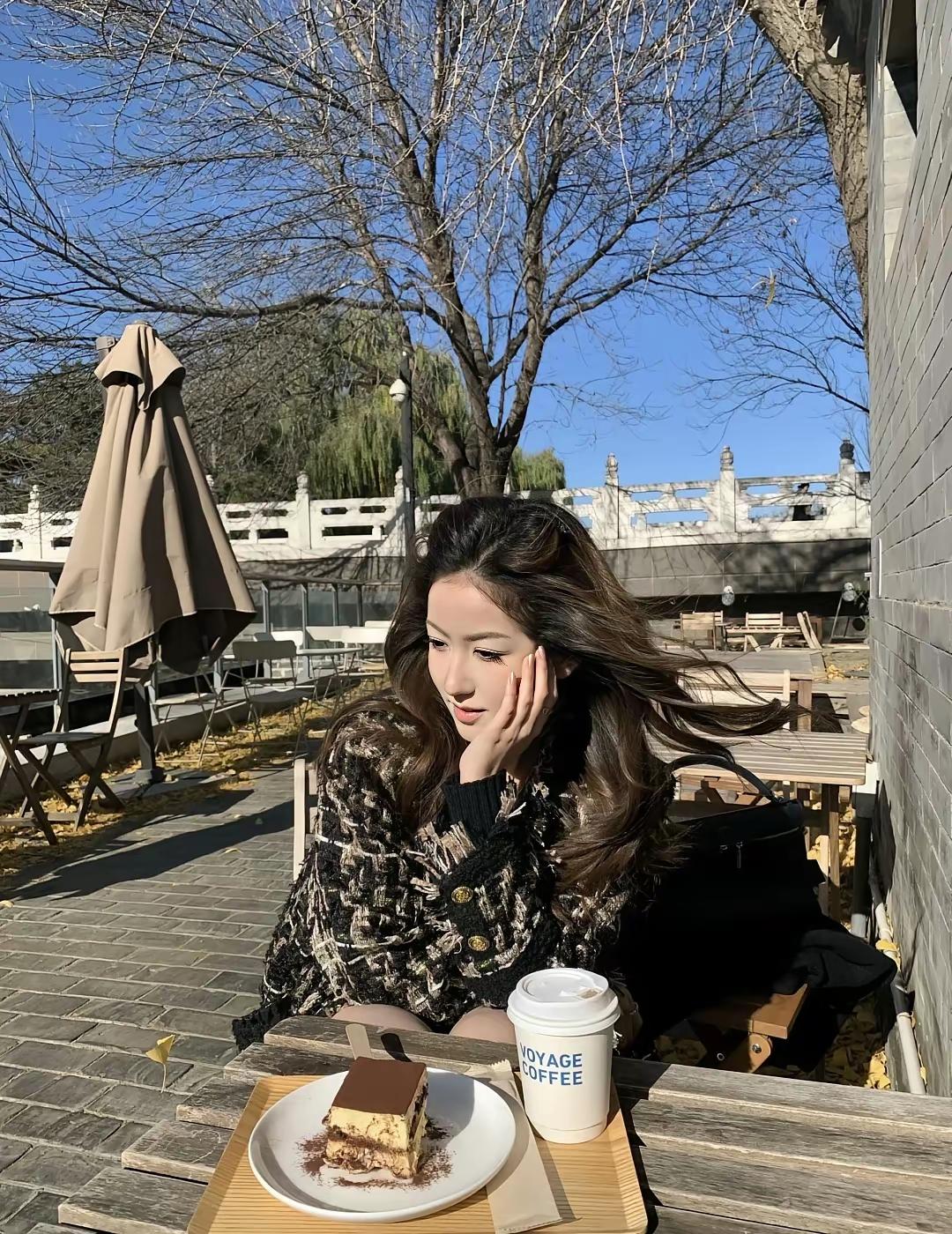 对联
上联：[作揖][作揖][作揖]；
下联：风中凌乱。