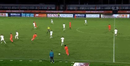 U23国足vs朝鲜U23第68分钟，张玉宁送出助攻，吴曦吊射破门！国足亚运队2-